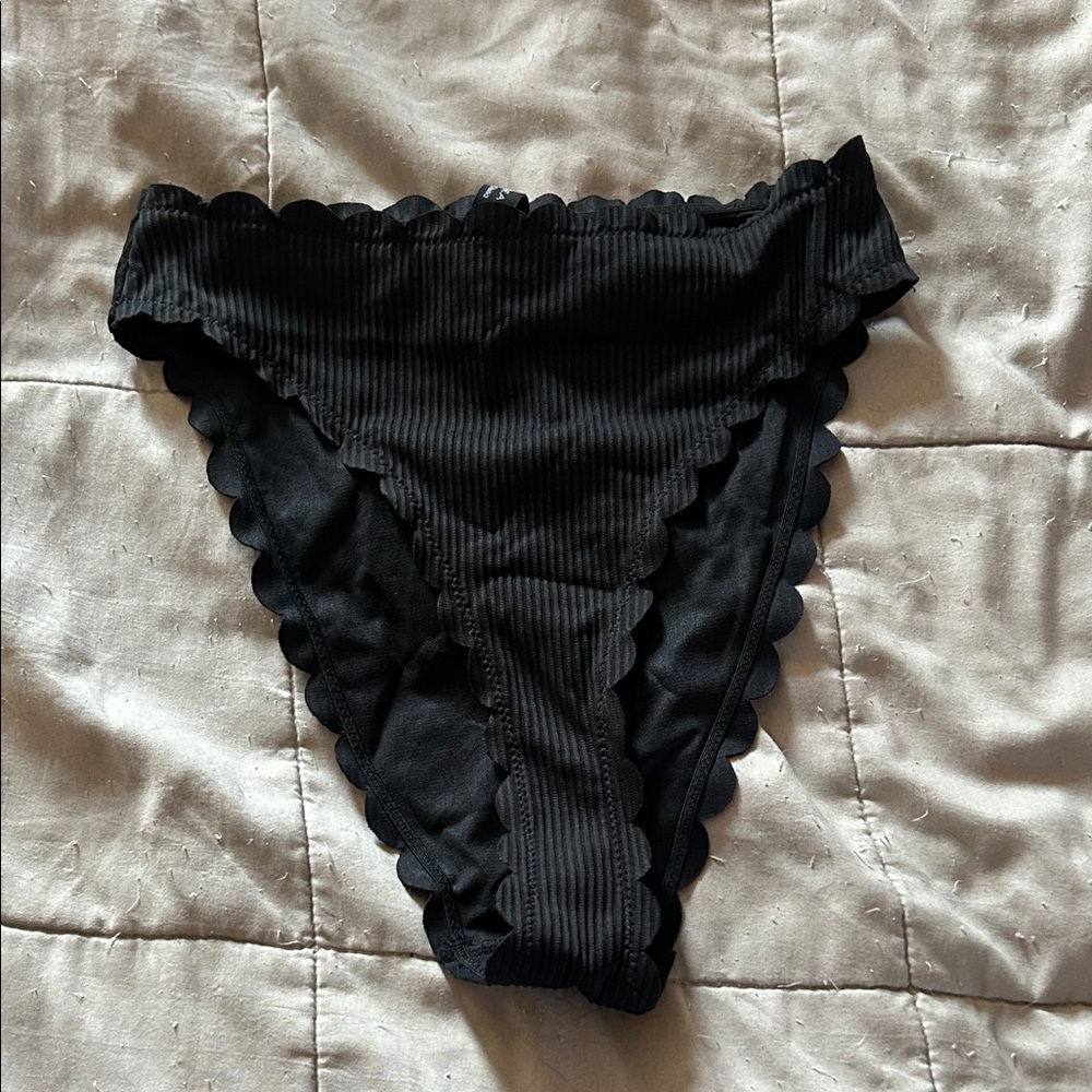Size 4 scalloped cheeky high rise bikini bottoms